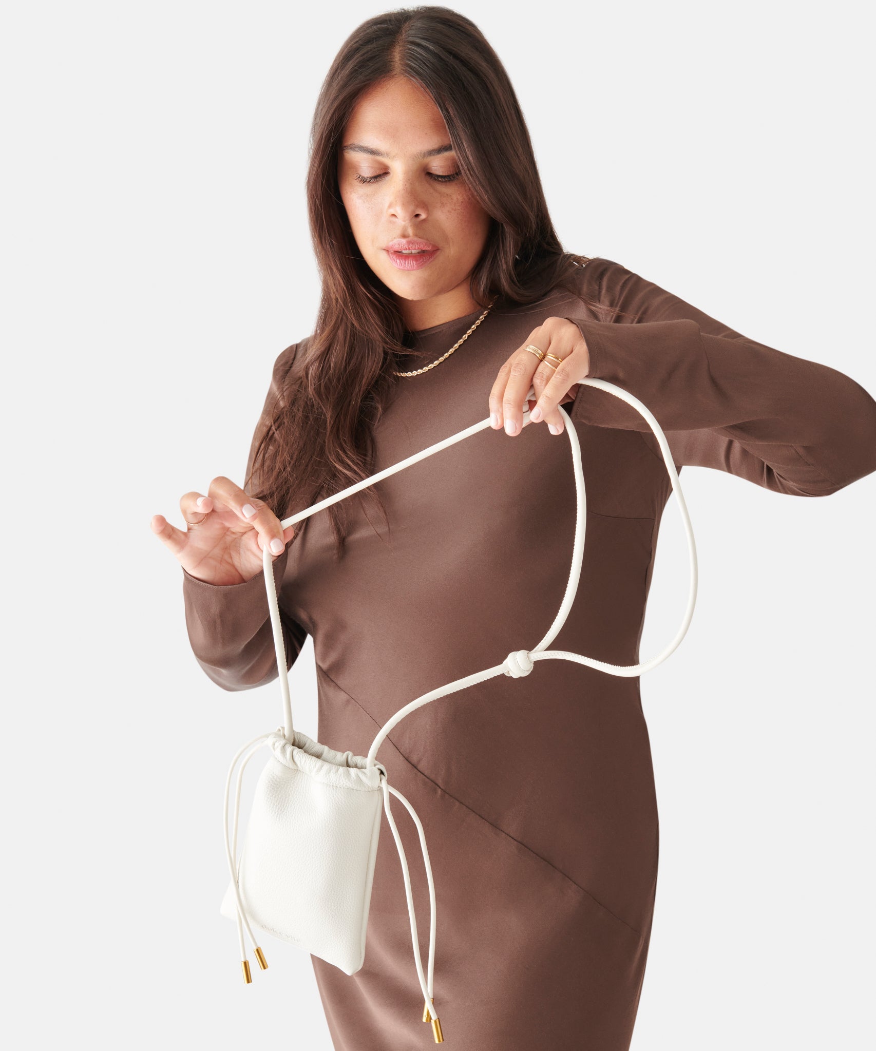 EVIE PHONE POUCH IVORY LEATHER - Image 8