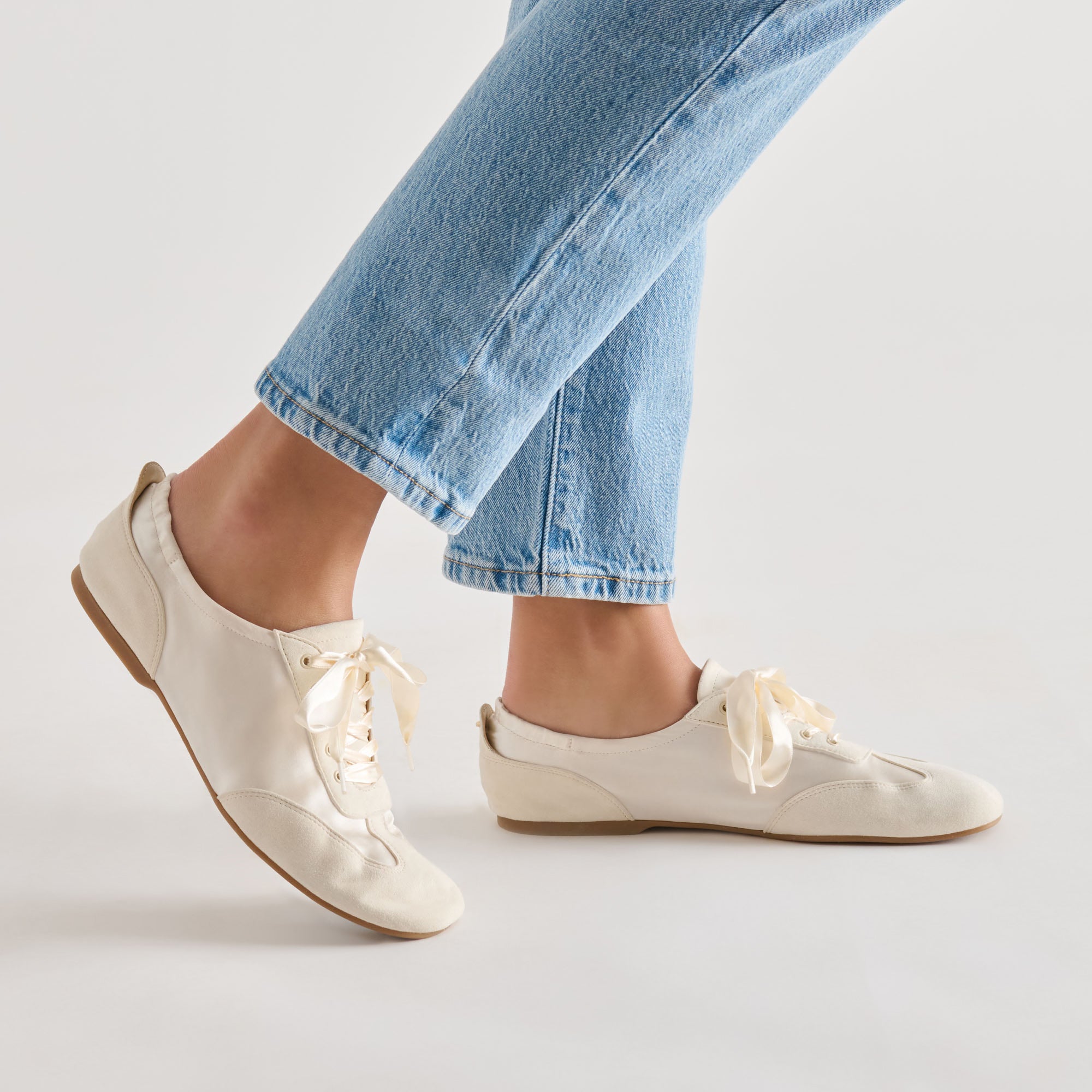 ITZY SNEAKERS VANILLA SATIN - Image 4