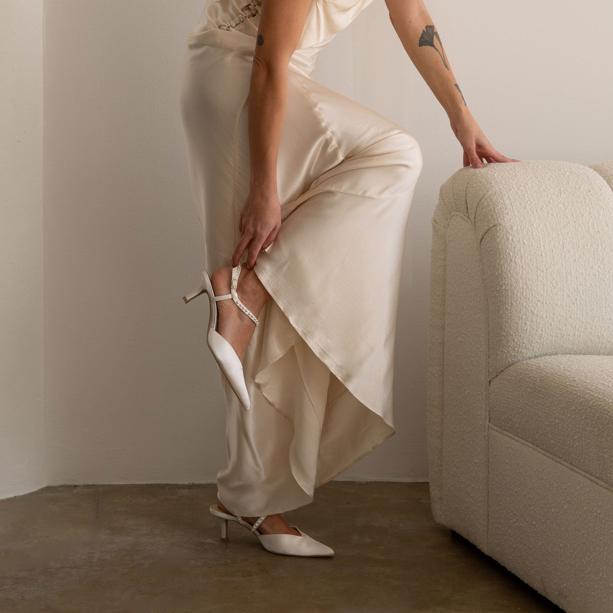 KAMRA PEARL MID HEELS TRUE WHITE SATIN - Image 11